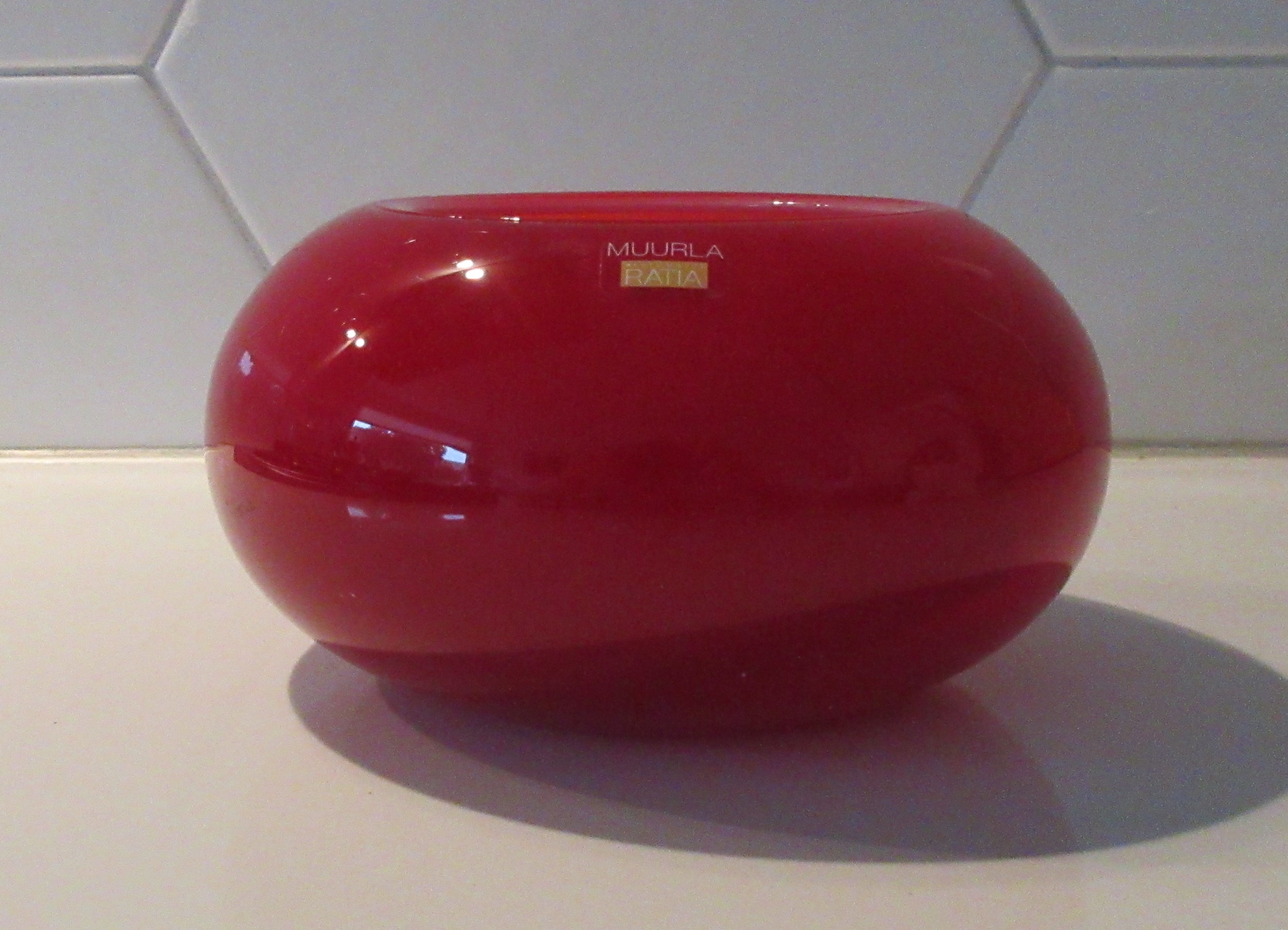 Niet of onleesbaar gesigneerd - Rode opaline hand geblazen Finse kandelaar van Muurla Ratia verkocht voor € 1!