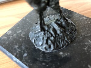 Klaas van den Berg - Prachtig bronzen beeldje van vogel op zwart marmeren sokkel. kopen? Bied vanaf 65!