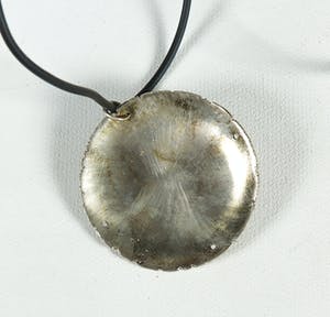 Yoka Voorbach - Collier met zilveren hanger met kleurenets, Sunny world kopen? Bied vanaf 1!