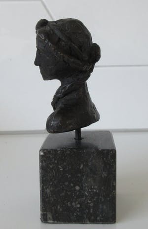 Niet of onleesbaar gesigneerd - Bronzen Buste van een vrouw met paardenstaart op sokkel kopen? Bied vanaf 10!