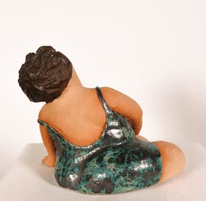 Niet of onleesbaar gesigneerd - Aardewerk, Zittende dame in badkleding kopen? Bied vanaf 1!