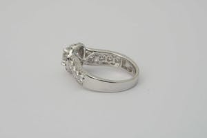 2540- witgouden diamanten dames Fantasiering- 18krt - midd.steen 1.20ct / E-F VS kopen? Bied vanaf 3400!