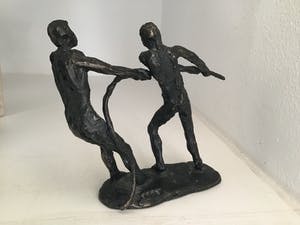 Astrid Veldhuyzen-Koppen - Sculptuur “ Met vereende kracht “. Gesigneerd kopen? Bied vanaf 75!