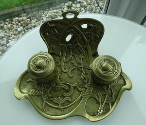 Curiosa - Art Nouveau koperen inkststel: blad-, inktpot, zandpotje en houders voor pennen kopen? Bied vanaf 75!