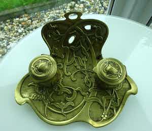 Art Nouveau koperen inkststel: blad-, inktpot, zandpotje en houders voor pennen verkocht voor € 75!