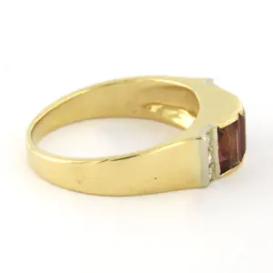 18k geel gouden ring bezet met granaat en briljant geslepen diamant tot. 0.06ct kopen? Bied vanaf 410!