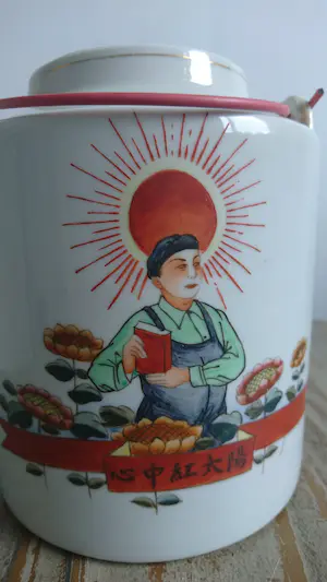 Niet of onleesbaar gesigneerd - Chinese propaganda theepot - Mao's Culturele Revolutie kopen? Bied vanaf 1!