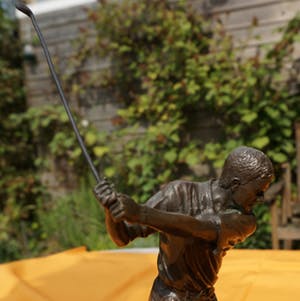 Niet of onleesbaar gesigneerd - Bronzen beeld: golfspeler in full swing!! kopen? Bied vanaf 10!
