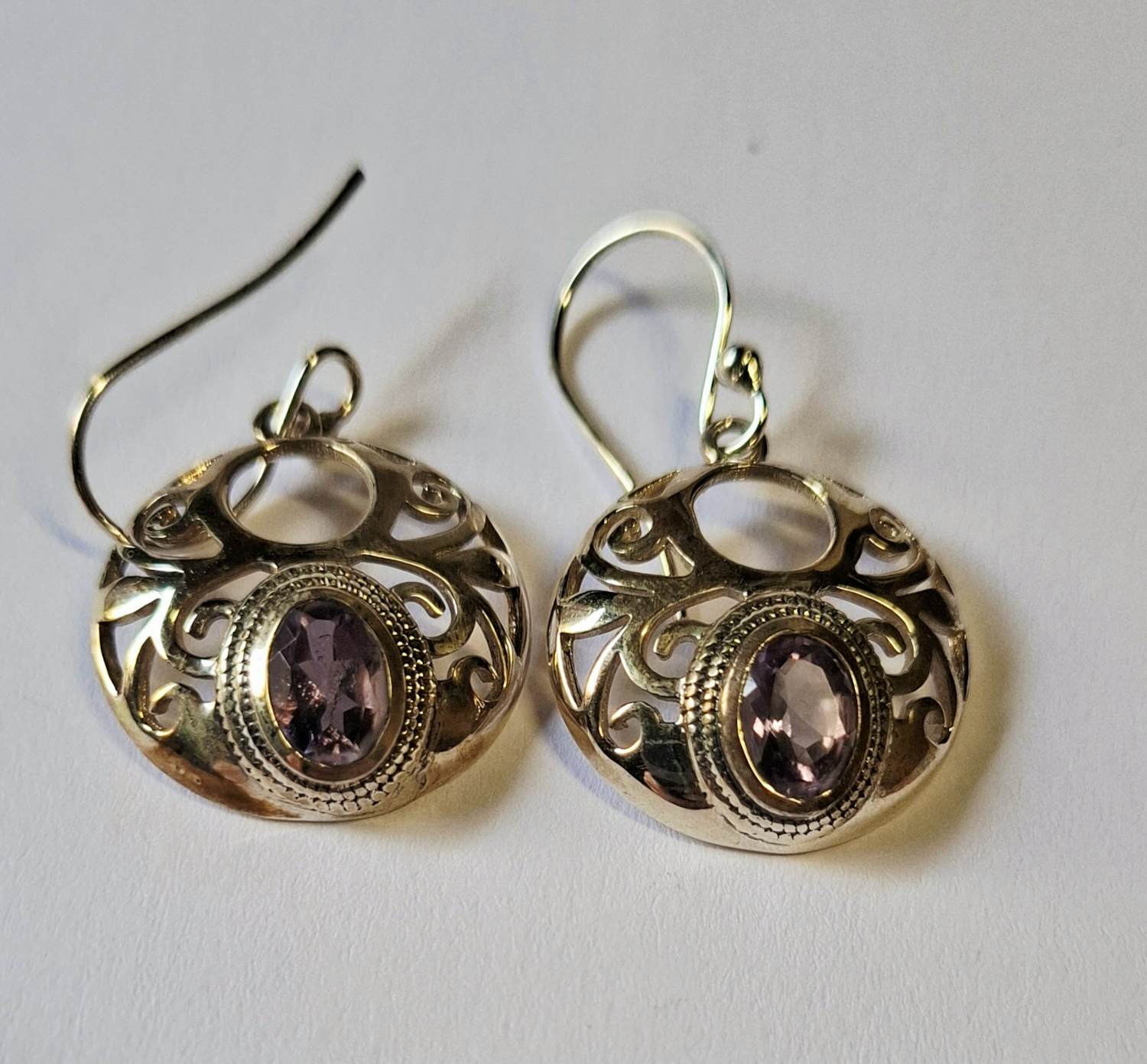 Handgemaakte en fraai opengewerkte zilveren oorbellen gefacetteerde  amethist kopen? Bied vanaf 50!