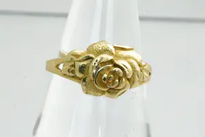 51 - Mooi bewerkte 18 Krt gouden dames ring met Roos - kleine maat/model kopen? Bied vanaf 190!