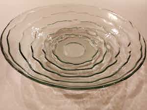 Niet of onleesbaar gesigneerd - Zeer grote glazen schaal verkocht voor € 1!