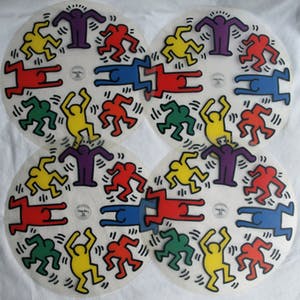 Keith Haring - 4x Placemat – 2002 – doorsnede 33,5 cm kopen? Bied vanaf 10!
