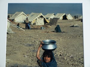 Jan Banning - Grote ingelijste foto , “Voorbereidingen voor een operatie, Cambodja” kopen? Bied vanaf 75!