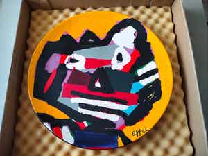 Karel Appel - Karel Appel, keramiek: grote Schaal: Dancing Girl, oplage 25, diameter 51 cm verkocht voor € 695!