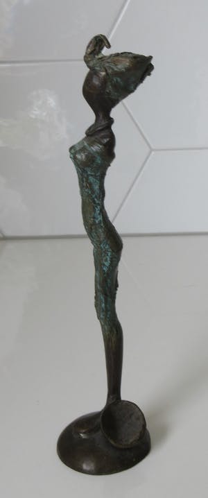 Niet of onleesbaar gesigneerd - Drie gestileerde bronzen figuren van Afrikaanse vrouwen kopen? Bied vanaf 1!