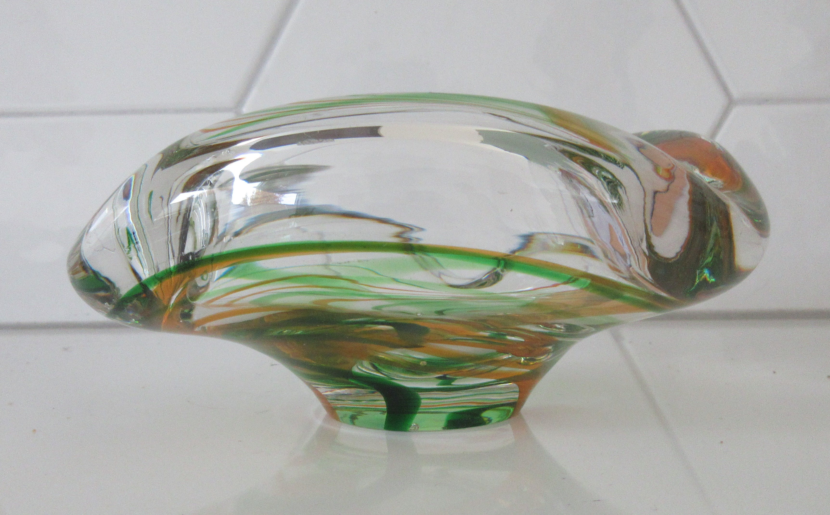 Max Verboeket - Kristalunie Maastricht - Blank kristallen asbak met groene en oranje slingers kopen? Bied vanaf 22!