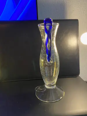 Borek Sipek - Mondgeblazen glazen schenkkannetje met luchtbellen en blauwe handgreep kopen? Bied vanaf 65!
