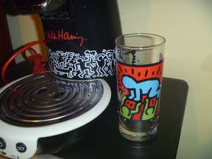 Keith Haring - Senseo apparaat + 2 glazen met illustraties van Haring kopen? Bied vanaf 60!
