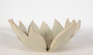 Carla van Ouwenaller - Aardewerk, Lot van drie schalen in de vorm van bladeren kopen? Bied vanaf 35!