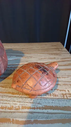 Niet of onleesbaar gesigneerd - ¨Precolumbiaans¨ aardewerk schildpad en potje kopen? Bied vanaf 1!