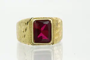 Acheter24- Mooi bewerkte 18 krt geel gouden ring met gefacetteerde rode kleursteen? Enchérissez de 480!