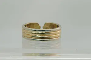 72- Fraaie tri-color 14Krt gouden design ring  0.10c diamant - klein model. kopen? Bied vanaf 190!