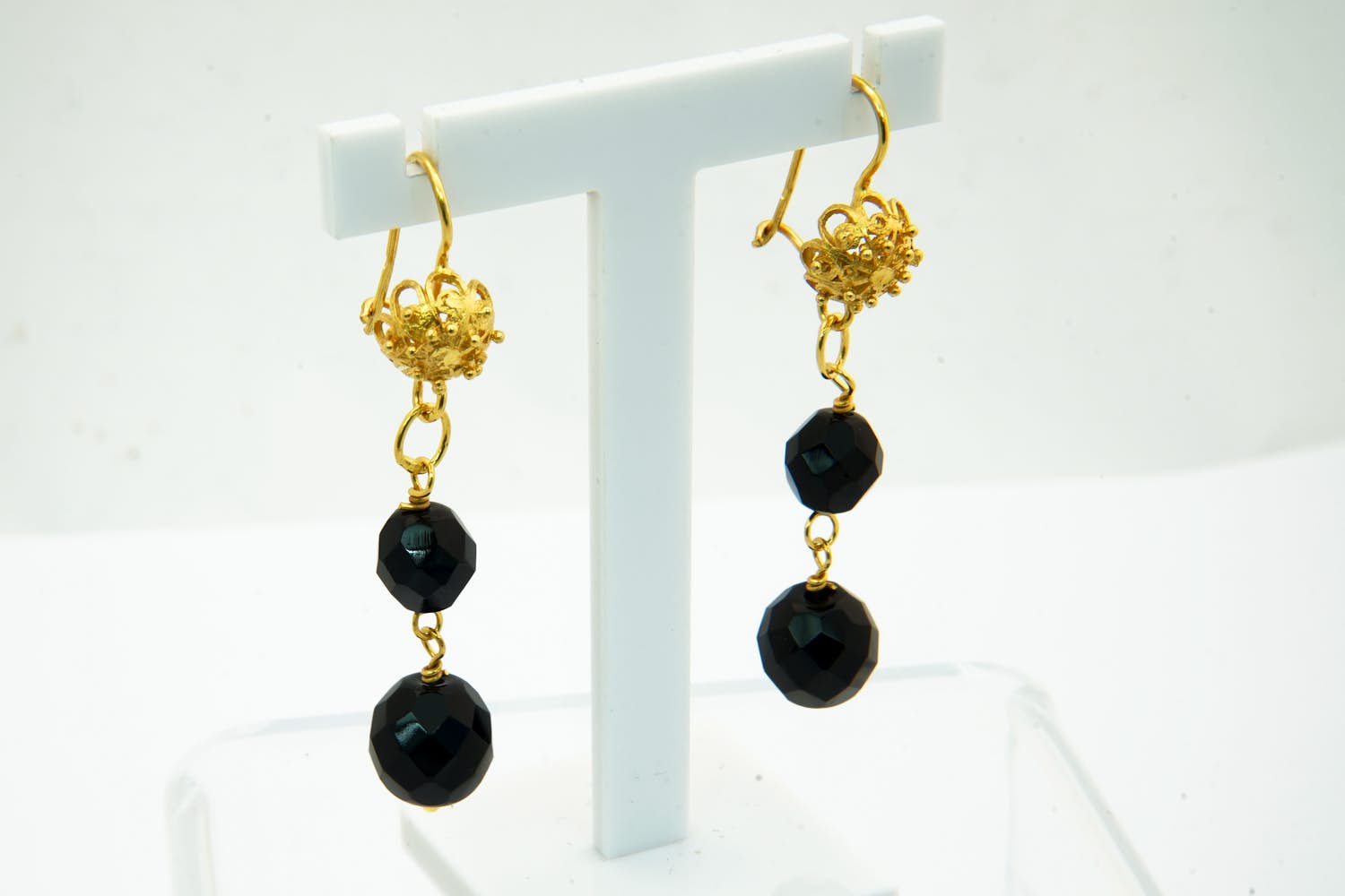 16 - Fraaie set 18 krt gouden oorsieraden - met facetgeslepen zwarte stenen kopen? Bied vanaf 185!