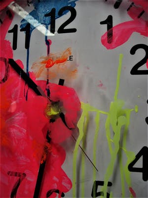 Aat Veldhoen - door Aat omstreeks 1990 beschilderde en gesigneerde Wandklok kopen? Bied vanaf 20!