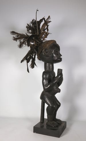 Fang Ntumu - Hout, Fetisj sculptuur van gehurkt mannenfiguur met hoofdtooi kopen? Bied vanaf 1!
