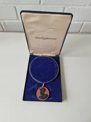 AcheterWedgwood - Wedgwood Egyptische Revival jasperware hanger/halsketting in doos? Enchérissez de 85!