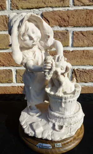 Real Fabbrica Capodimonte - Giuseppe Armani - Meisje wast hond (Washday) en 2 Misdienaren met parasol kopen? Bied vanaf 1!