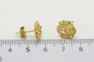 20- Vrijwel nieuw paar 18 karaats gouden Surinaamse mattenklopper oorstekers kopen? Bied vanaf 140!