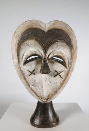 Kwele - Houten handmasker met hartvormig gezicht en wit pigment kopen? Bied vanaf 1!