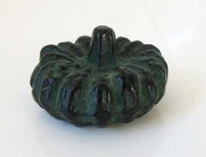 Niet of onleesbaar gesigneerd - Bronzen pompoen presse papier verkocht voor € 10!