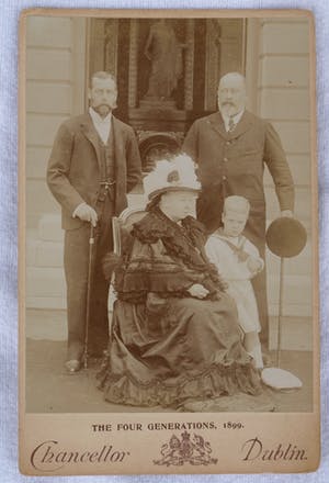 Niet of onleesbaar gesigneerd - 5 foto’s uit de 19e eeuw , Queen Victoria – o.a. Lafayette , W. & D. Downey… kopen? Bied vanaf 1!