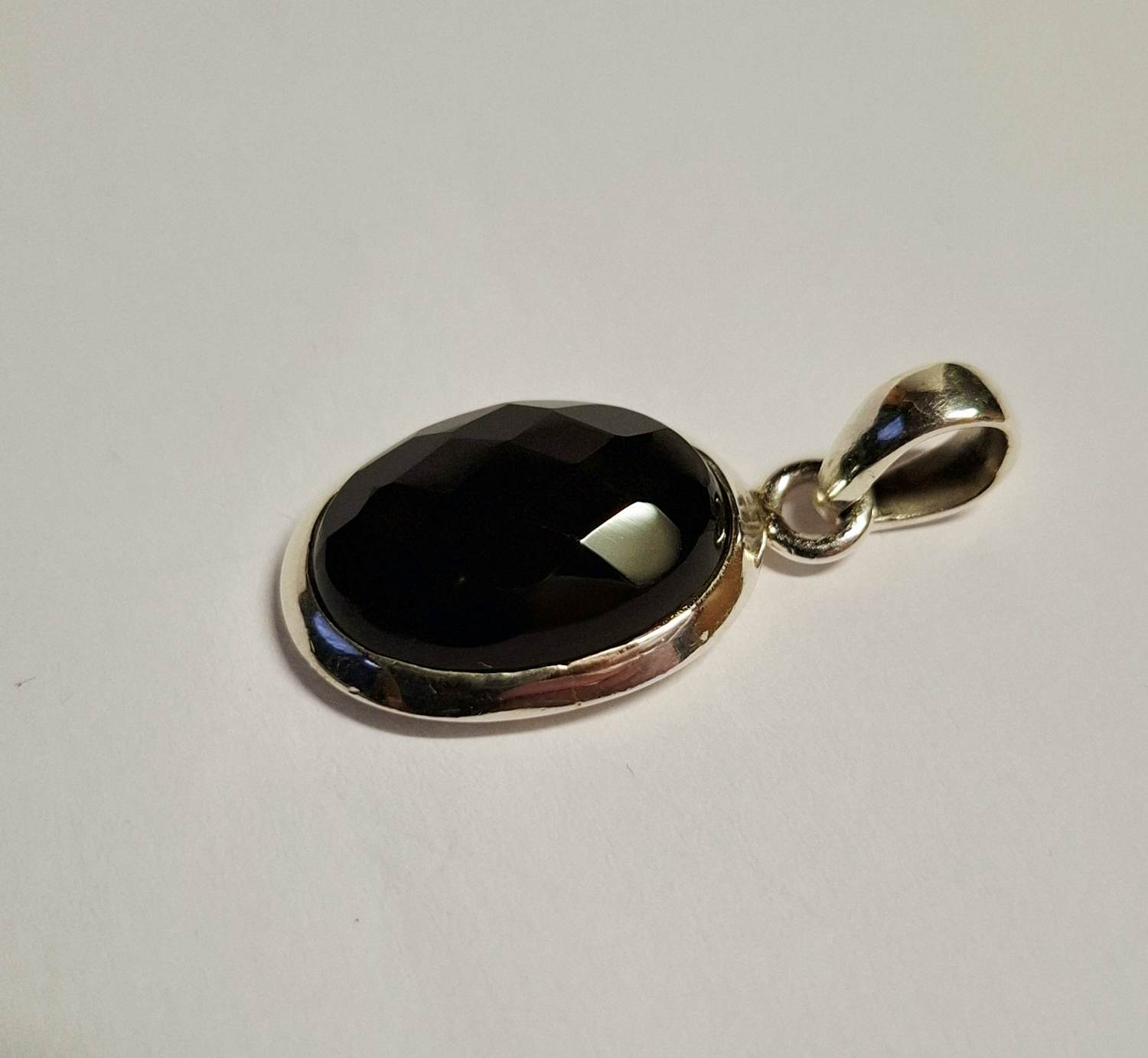 Zilveren design hanger met mooie facetgeslepen  zwarte onyx steen kopen? Bied vanaf 50!