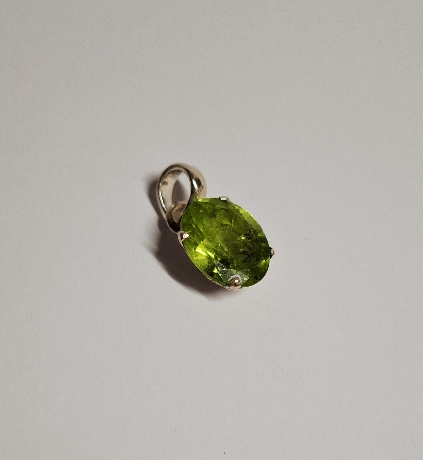 Nieuwe zilveren hanger met facet geslepen met natuurlijke peridot kopen? Bied vanaf 50!
