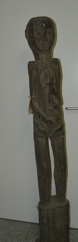 Niet of onleesbaar gesigneerd - Houten beeld. Oran Ulu. Borneo. kopen? Bied vanaf 1!