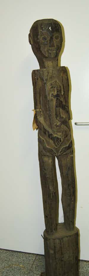 Niet of onleesbaar gesigneerd - Houten beeld. Oran Ulu. Borneo. verkocht voor € 1!