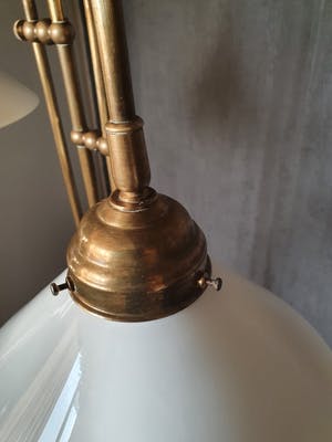 Curiosa - Dubbele koperen vloerlamp met melkglazen kappen, Art Deco stijl kopen? Bied vanaf 150!