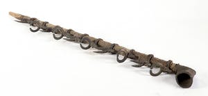 Tikar - Ceremoniële pijp bekleed met slangenhuid en versierd met antilopenkoppen kopen? Bied vanaf 1!