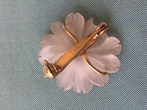 14K Goud - geelgouden broche met bloemvormig gesneden rozenkwarts en diamant kopen? Bied vanaf 90!