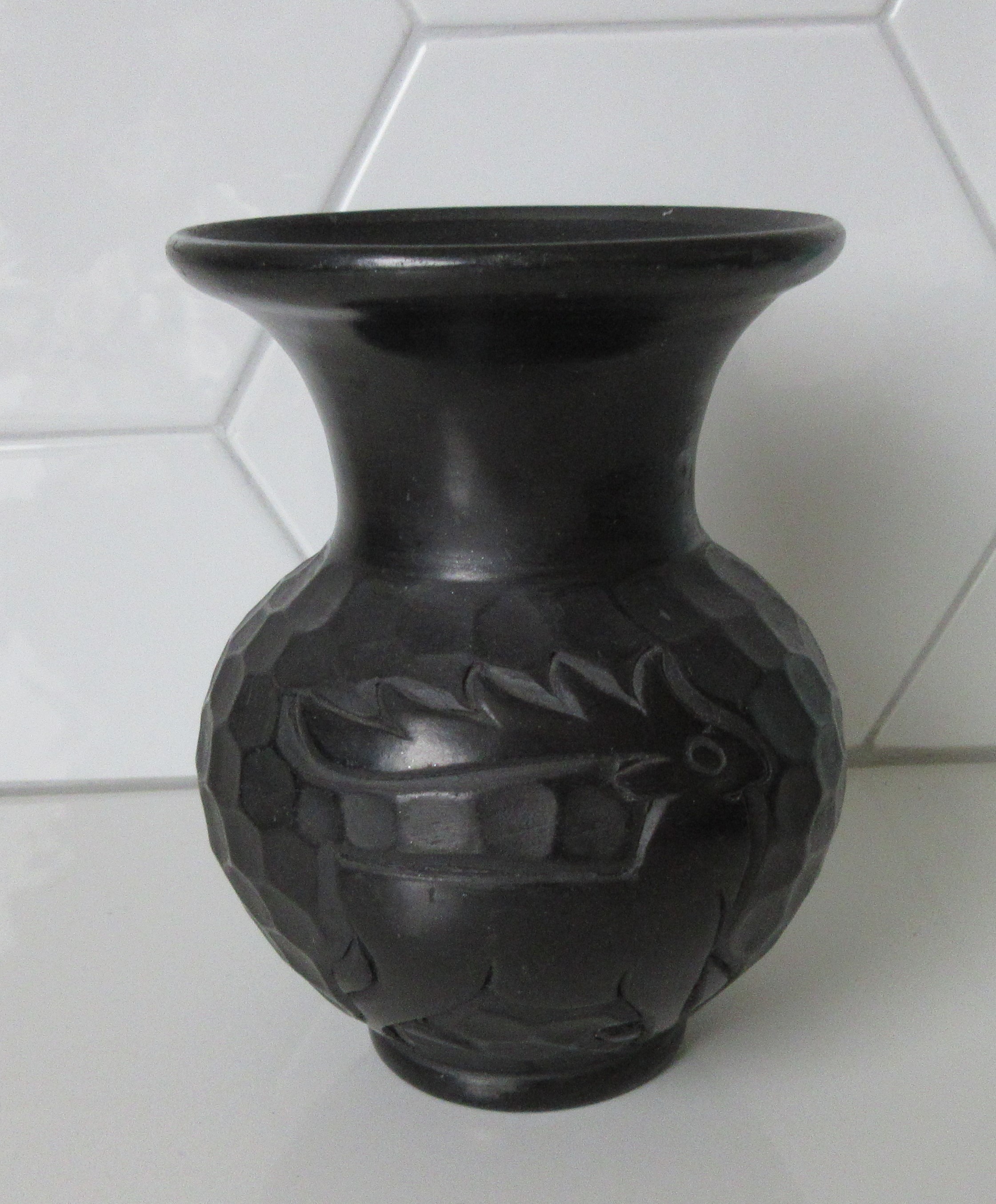 Niet of onleesbaar gesigneerd - Roemeense studio keramische basalt vaas met incisie decor van een hert verkocht voor € 1!