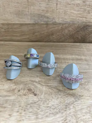 Een Lotje van vier zilveren ringen met kleurstenen en zirkonia kopen? Bied vanaf 49!