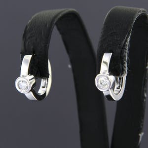 18K Goud - witgouden creolen bezet met diamant kopen? Bied vanaf 440!