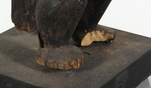 Fang Ntumu - Hout, Zittend fetisj sculptuur met verentooi kopen? Bied vanaf 1!