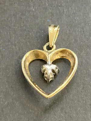 14 karaats geelgouden hartvormige hanger met drie diamantjes kopen? Bied vanaf 105!