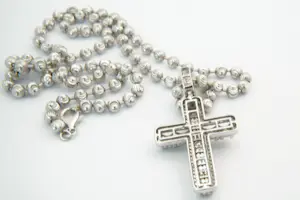 88 - Fraai 18Krt wit-gouden bolletjes collier en ca3.40 crt diamanten kruis kopen? Bied vanaf 2500!