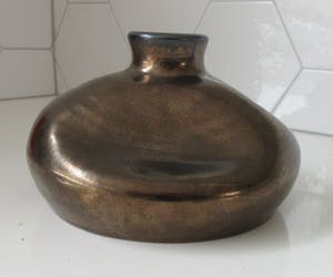 Niet of onleesbaar gesigneerd - Bronzen studio keramische deukvaas kopen? Bied vanaf 1!