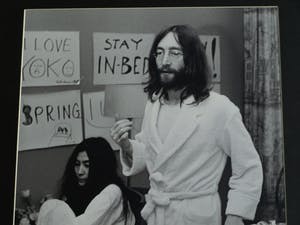Nico Koster - Foto, John Lennon & Yoko Ono - Hilton Hotel tijdens de 'Bed-in for Peace' in '69 kopen? Bied vanaf 175!